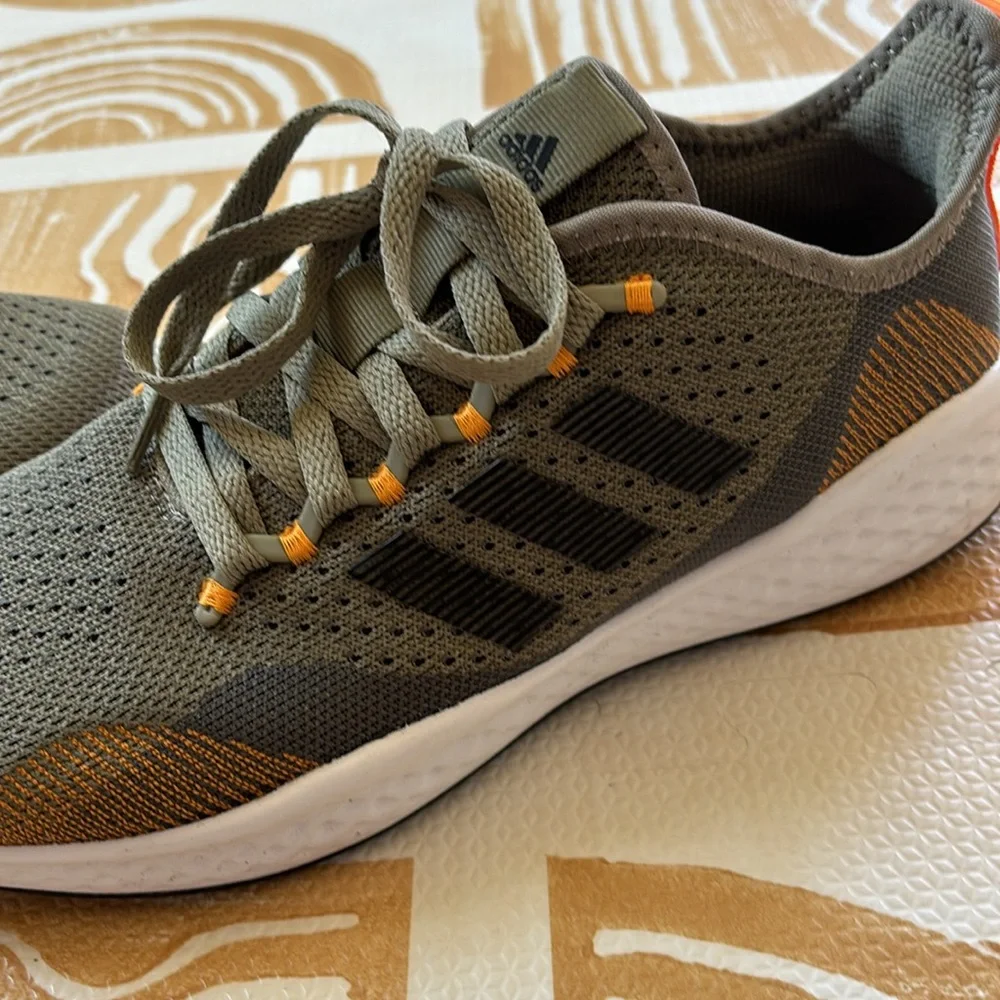 Adidas bounce shoes brand new, never worn. - Picture 3 of 6